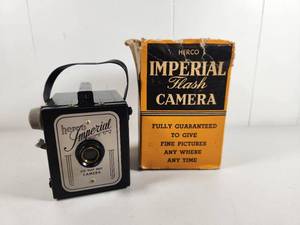 lot 123 image: Herco Imperial Flash Box Camera 620 Snap Shot with Original Box