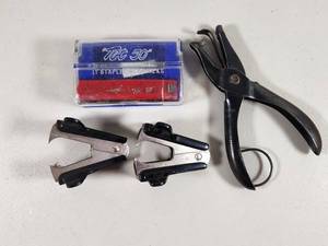 lot 136 image: Office Desk Tool Set - Hole Punch, Staple Removers & Tot 50 Staples