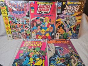 lot 1031 image: DC Justice League Annual Comics Lot of 5