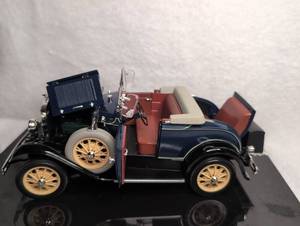 lot 1506 image: 118 Scale Ford Model A Roadster Diecast Model Car in Display Case