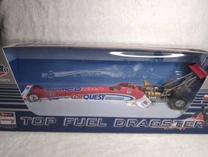 lot 2004 image: CarQuest Auto Parts Top Fuel Dragster 125 Scale Die-Cast Metal Model