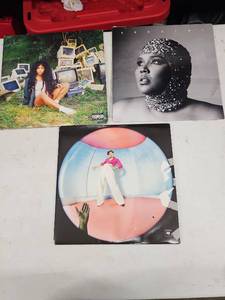 lot 35986 image: Set of 3 Vinyl Records - Harry Styles, Lizzy, SZA
