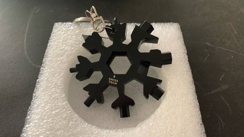 lot 263 image: Swiss Tech 18-in-1 Snowflake Multi-Tool Keychain