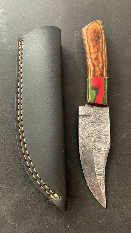 lot 22 image: Handcrafted Damascus Steel Full Tang Knife Blade with Wooden Handle and Sheath approx 8.25 inches