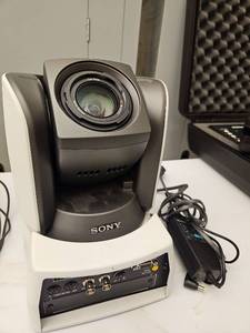lot 10417 image: Sony BRC-Z700 HD 3CMOS PTZ Color Video Camera with Power Supply