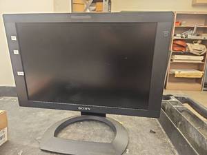 lot 10458 image: Sony LMD-2050W 20-Inch Widescreen LCD Monitor