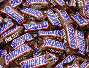 lot 4261 image: FUN SIZE Chocolate Candy Bars 2 lb   Anti Melt Pack, Individually Wrapped (52 Pieces), Bulk, Snack-Size Format, Crunchy Peanuts & Smooth Caramel