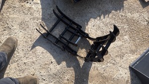 lot 60 image: Mini excavator grapple Claw Rake 3-Tine with Handle Attachment