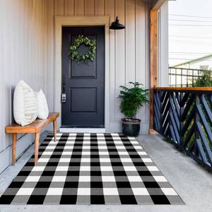 lot 42726 image: MUBIN Cotton Buffalo Plaid Rug, 4 x 6 Black and White Outdoor Rug Decorative Mat, Washable Large Doormat Hand-Woven Foldable Area Rug for Outdoor Patio Indoor Living Room Dining Room Kitchen - Retail $50