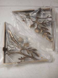 lot 25894 image: CABDM Decorative Shelf Bracket 6 inch, Antique Brass Shelf Brackets for Shelving, Heavy Duty Vintage, DIY Projects, Hardware Included, 2 Pack, 5.9x4.17x1.73 inch,Baroque Style - Retail $17
