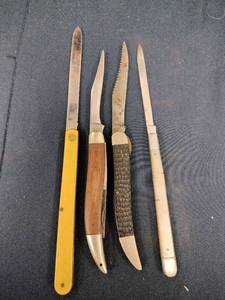 lot 62057 image: Set of 4 Folding Knives