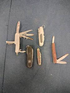 lot 62058 image: Set of 5 Pocket Knives and Multi Tools
