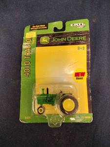 lot 62098 image: ERTL 164 scale die-cast metal John Deere 4010 tractor