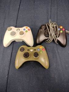 lot 62129 image: Lot of 4 Xbox 360 Controllers