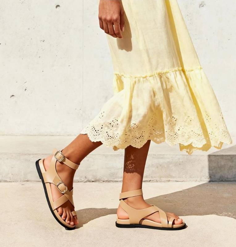 lot 58016 image: Womens Strappy Sandals Flat Thong Comfortable Footbed Platform Summer Fashion Vocation Shoes - Retail $43