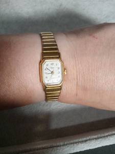 lot 6094 image: Timex Womens Gold-Tone Quartz Watch with Expansion Band