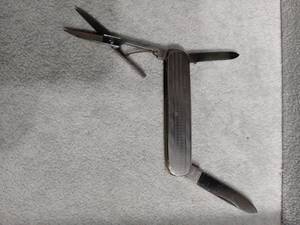 lot 6147 image: Victorinox Classic SD Swiss Army Knife - Silver Alox