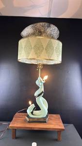 lot 6450 image: Mid-Century Modern Sculptural Table Lamp with Fiberglass Shade