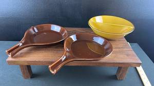 lot 6465 image: Homer Laughlin Ceramic Skillet Dishes and Yellow Bowl Set with Wood Stand