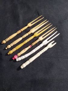 lot 50295 image: Set of 6 Small Carved Bone and Ivory PickleCocktail Forks