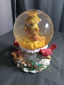 lot 50452 image: Cardinal Bird Musical Snow Globe with Birdhouse