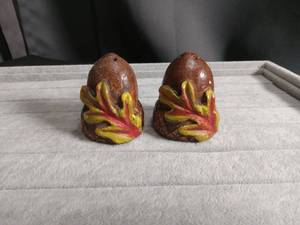 lot 5613 image: Ceramic Acorn Salt and Pepper Shaker Set