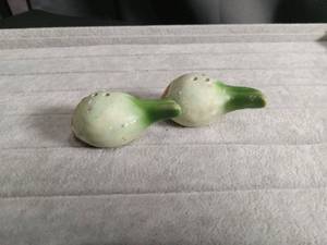 lot 5615 image: Ceramic Pea Pod Salt and Pepper Shakers