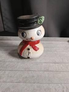 lot 5618 image: Snowman Salt and Pepper Shaker Set with Top Hat