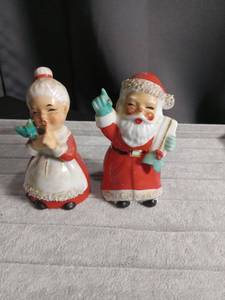 lot 5622 image: Christmas Santa and Mrs. Claus Salt and Pepper Shaker Set