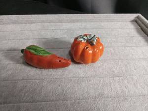 lot 5623 image: Ceramic Vegetable Salt and Pepper Shakers Set