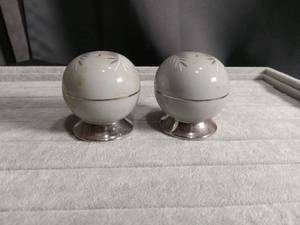 lot 5624 image: White Ceramic Salt and Pepper Shakers with Leaf Pattern