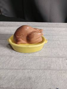 lot 5632 image: Ceramic Turkey Salt and Pepper Shaker Set with Yellow Dish