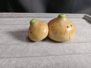 lot 5638 image: Ceremic Onion Shaped Salt and Pepper Shakers