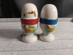 lot 5640 image: Hand Painted Ceramic Duck Salt and Pepper Shakers Set