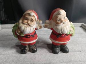 lot 5641 image: Ceramic Santa Claus Salt and Pepper Shaker Set