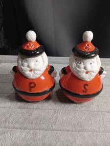 lot 5643 image: Santa Claus Salt and Pepper Shakers Ceramic Set