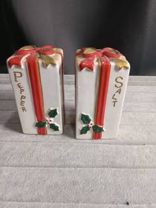 lot 5647 image: Christmas Gift Box Salt and Pepper Shakers Set
