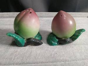 lot 5648 image: Ceramic Salt and Pepper Shakers Set