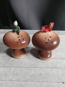 lot 5650 image: Ceramic Mushroom Salt and Pepper Shakers with Pixie Figurines