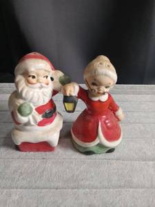 lot 5651 image: Christmas Santa and Mrs. Claus Ceramic Salt and Pepper Shakers