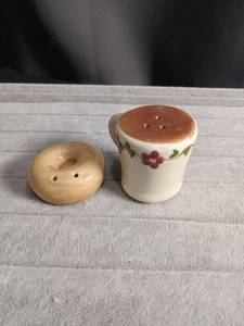 lot 5657 image: Ceramic Salt and Pepper Shaker Set with Floral Design