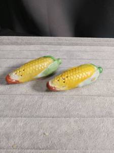 lot 5658 image: Ceramic Corn Cob Salt and Pepper Shakers Set