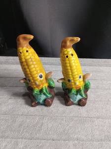 lot 5660 image: Ceramic Corn Cob Salt and Pepper Shakers Set