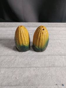 lot 5662 image: Ceramic Corn on the Cob Salt and Pepper Shaker Set