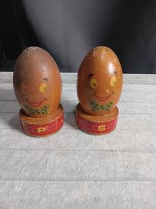 lot 5671 image: Wooden Egg Shaped Salt and Pepper Shakers with Happy Face Design