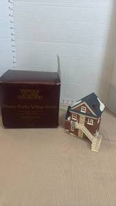 lot 1021 image: Department 56 Disney Parks Village Series Olde World Antiques I Liberty Square