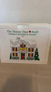lot 1040 image: Department 56 Homes for the Holidays 1997 Ronald McDonald House Lighted Building