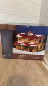lot 1057 image: Department 56 Bucks County Horse Barn Snow Village