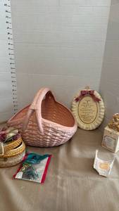 lot 1157 image: Pink Ceramic Basket Planter with Cherished Teddies Figurine, Friendship Plaque, Wicker Trinket Box and Floral Greening Pins Set