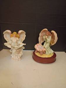lot 1315 image: Seraphim Classics Heaven on Earth Figurines.  Francesca, Loving Guardian.   Gloria